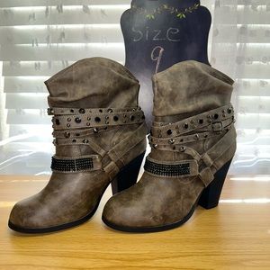 Daisy Fuentes Victoria_W color Moss size 9